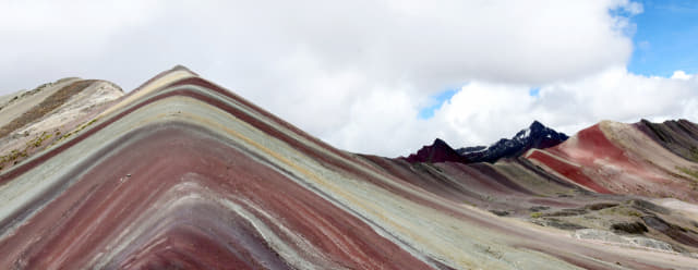 해발 5400m의 비니쿤카 무지개산.