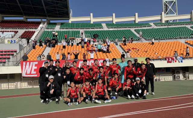 경남FC 선수들이 시흥시민축구단과의 FA컵 3라운드 승리 후 기념사진을 찍고 있다.