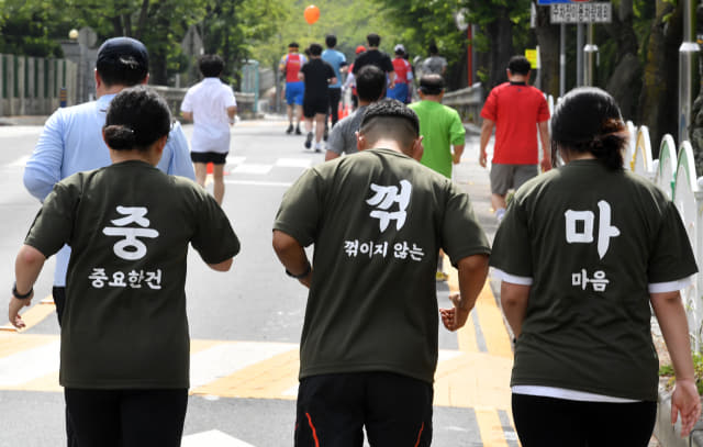 10㎞부문에 참가한 차소영·이강훈·조윤지씨가 옷을 맞춰 입고 달리고 있다.