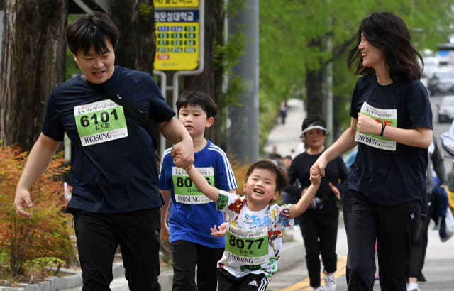 제19회 창원야철마라톤대회에 참가한 한 가족이 손을 맞잡고 달리고 있다.