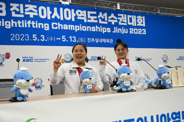 진주아시아역도선수권대회 여자 76㎏급 합계 우승자 김수현(부산시체육회·왼쪽)과 합계 3위 이민지(울산시청)가 기자회견에 앞서 승리의 V자를 그리고 있다.