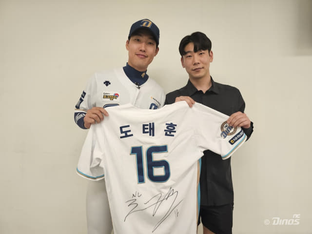 NC 도태훈이 은인 정용현씨를 만나 자신의 유니폼을 선물한 후 함께 기념사진을 찍고 있다./NC다이노스/