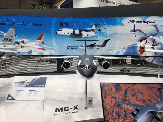 KAI가 8일 부산 벡스코에서 열린 ‘국제해양방위산업전(MADEX) 2023’에서 다목적수송기 기반의 해상초계기 형상을 최초 공개했다. 사진은 다목적 수송기 MC-X 모형(전면)과 해상초계기 형상(후면)./KAI/