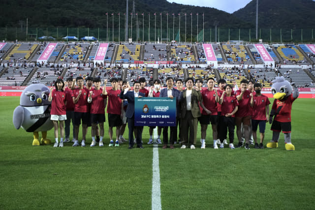 경남FC는 10일 창원축구센터에서 발달장애인과 함께 하는 통합축구단 출정식을 열었다./경남FC/