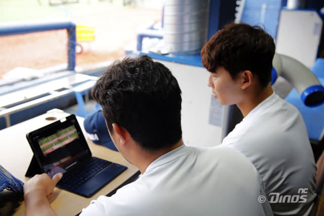 손정욱(왼쪽) 코치와 신영우가 D-라커를 통해 영상 분석을 하고 있다./NC다이노스/