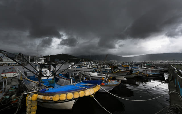 일본이 후쿠시마 원전 오염수의 해양 방류를 개시한 24일 오후 창원시 진해구 속천항에 정박한 어선 위로 먹구름이 드리워져 있다./김승권 기자/