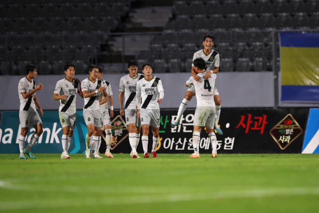 경남FC 이찬욱이 충남아산과의 경기서 골을 넣은 후 팀 동료들과 기뻐하고 있다./프로축구연맹/