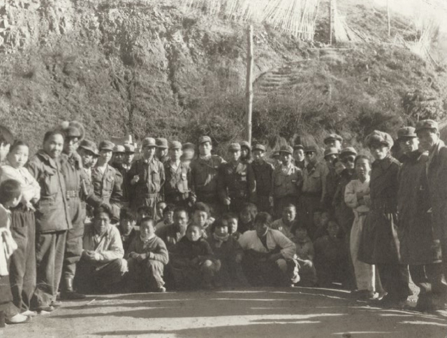 1952년 곡성경찰 소속 대원들이 빨치산 진압작전에 참여해 사로잡은 빨치산 포로들./전쟁기념관/