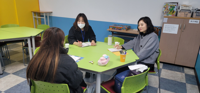 지난 14일 김해시 구산동 청소년상담복지센터 상담실에서 상담사가 청소년과 상담을 하고 있다./김해시/