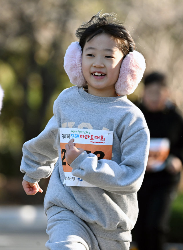 해맑은 어린이 참가자가 신나게 달리고 있다.