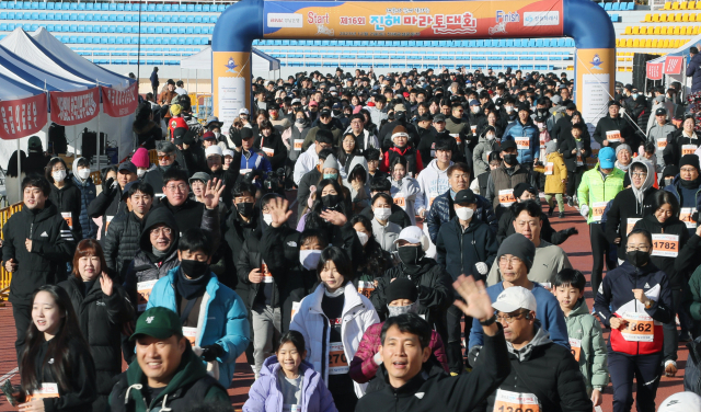 해군과 함께하는 제16회 진해마라톤대회 5㎞ 건강달리기 참가자들이 2일 창원시 진해공설운동장에서 출발하고 있다.