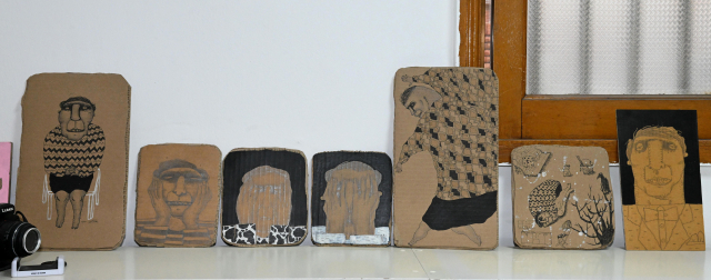 종이박스에 그린 박영미 작가의 초창기 작품들.