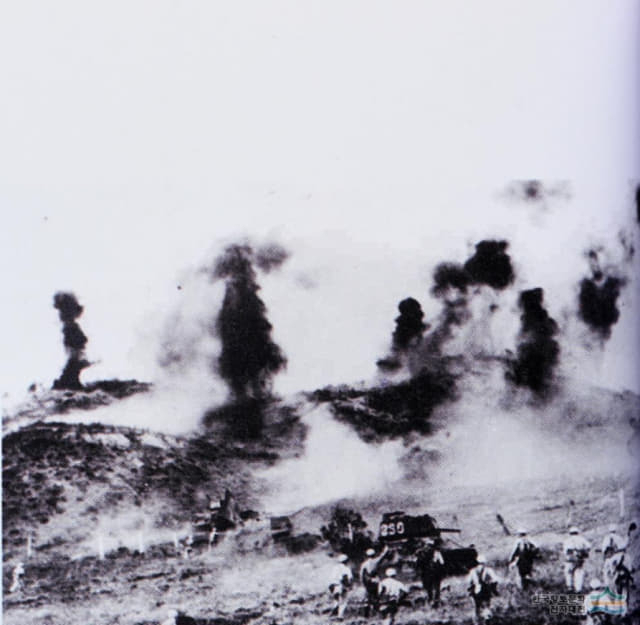 6·25전쟁 당시 철원 백마고지에서 한국군이 중공군의 공격을 막았던 백마고지 전투 모습./경남신문DB/