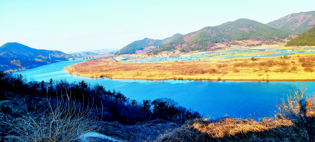 명촌마을 산등성에서 바라본 그림 같은 낙동강과 창녕함안보.