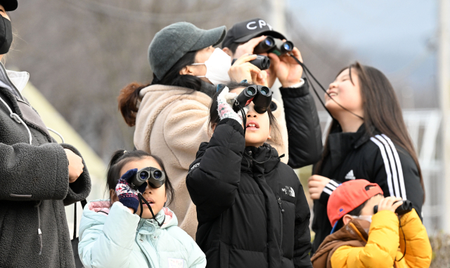 4일 김해시 한림면 화포천습지생태공원에서 독수리 먹이 주기 체험객들이 쌍안경으로 독수리를 관찰하고 있다./성승건 기자/