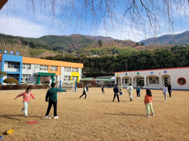 산청 신천초등학교와 삼장초등학교가 신천초등학교 운동장에서 ‘스포츠클럽 데이’를 하고 있다.