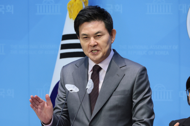 국민의힘 김태호 의원이 8일 국회 소통관에서 당의 경남 양산을 출마 요청에 대한 입장을 밝히고 있다. 김 의원은 이날 