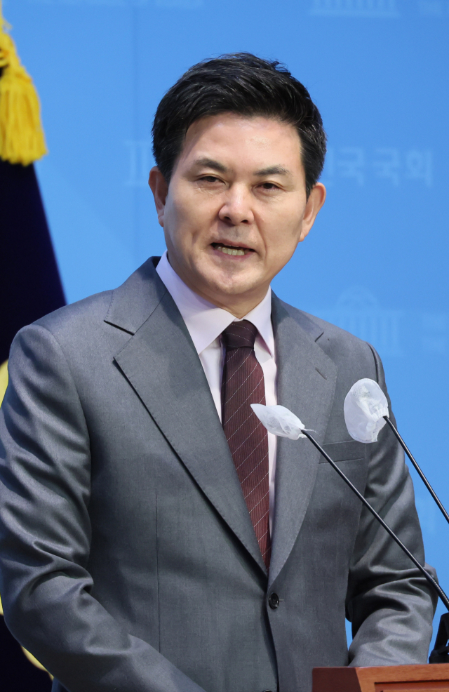 국민의힘 김태호 의원이 8일 국회 소통관에서 당의 경남 양산을 출마 요청에 대한 입장을 밝히고 있다. 김 의원은 이날 