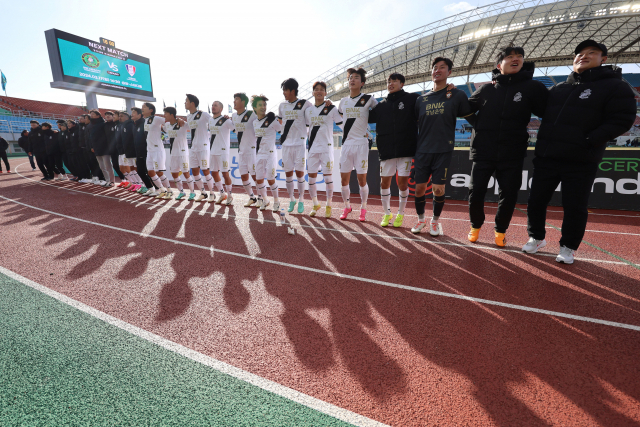 경남FC 선수들이 지난 1일 열린 안산 그리너스와의 원정경기에서 승리한 후 기뻐하고 있다./한국프로축구연맹/