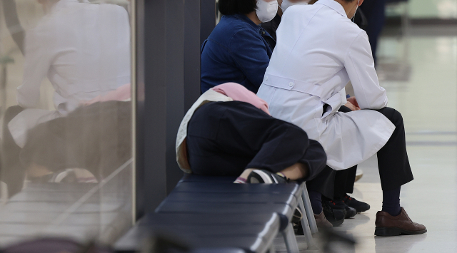 전공의 집단행동이 이어지고 있는 27일 대구 한 대학병원에서 의료 관계자가 환자와 면담하고 있다. 연합뉴스
