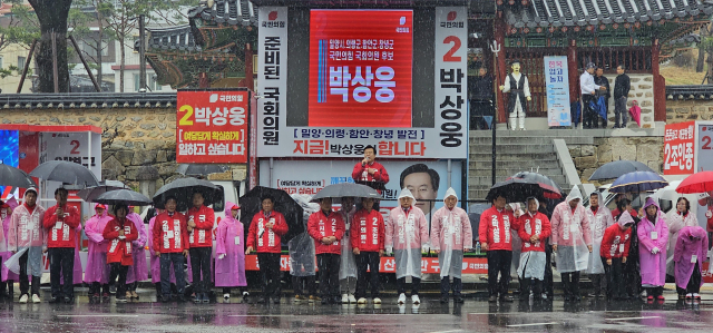 박상웅 후보가 28일 오전 밀양관아 앞에서 차량유세를 하고 있다./캠프/