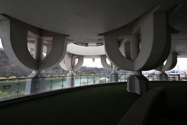 경남문화예술회관 5층 전망대에서는 촉석루에서 바라보듯 기둥과 처마와 함께 남강과 뒤벼리를 바라볼 수 있다.