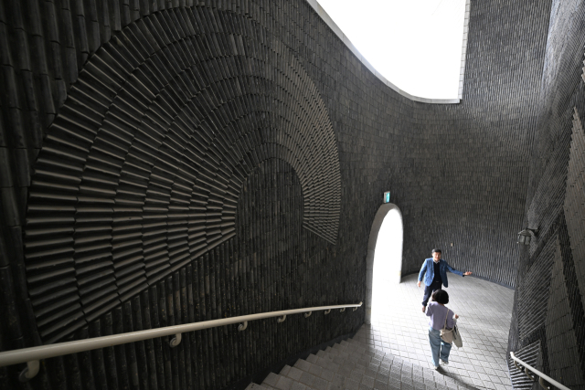 지하 1층과 1층을 연결하는 나선형 계단과 아치형 통로는 공간의 미학을 경험할 수 있다.