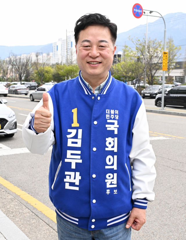 더불어민주당 김두관 후보가 지난 6일 양산시 삼호동 롯데마트 웅상점 부근에서 유권자들에게 지지를 호소하고 있다.