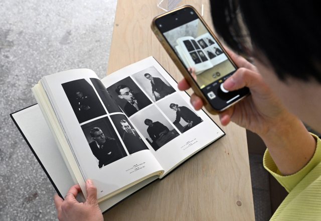 이노우에 리에 ‘무하유(無何有)’ 대표가 아끼던 미국 사진가 ‘만 레이’의 책이 판매되자 아쉬운 마음에 스마트폰으로 사진 촬영을 하고 있다./김승권 기자/