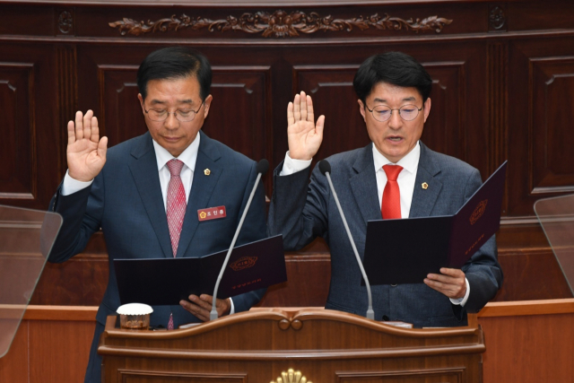재보궐선거로 도의회에 입성한 조인종(왼쪽부터), 김순택 의원이 지난 16일 임시회 본회의에서 의원 선서를 하고 있다./도의회/