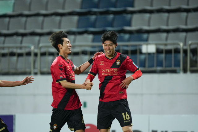 경남FC 김형원(오른쪽)이 지난 17일 창원축구센터에서 열린 전남드래곤즈와의 코리아컵 3라운드서 헤더로 골을 넣은 후 팀 동료의 축하를 받고 있다./경남FC/