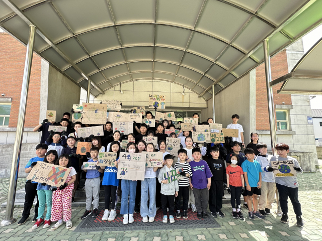 밀양 동강중학교와 산내초 학생들이 ‘지구의 날 알리기 캠페인’을 하고 있다./밀양 동강중/