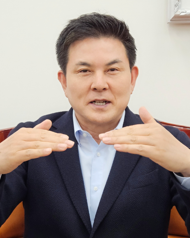김태호 의원이 지난 23일 국회 외교통일위원장실에서 차기 당대표 출마여부 등 향후 정치행보에 대해 이야기하고 있다.