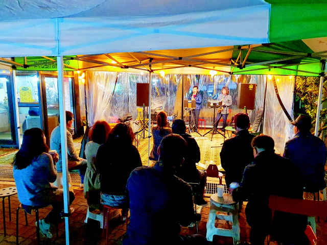 서동생활공원 푸드트럭 1호점 리치 커피에서 매월 마지막 화요일 펼쳐지는 작은 음악회.